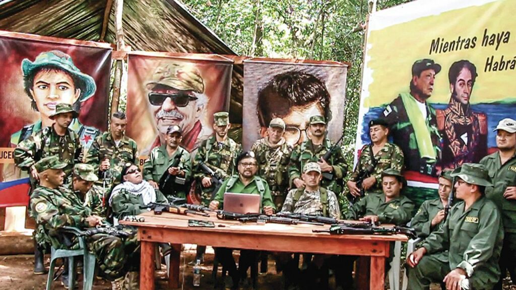 "Comandantes de la ‘Segunda Marquetalia’ dicen que “están listas las condiciones para jugárnosla por la paz” En medio de los acercamientos que está haciendo el Gobierno del presidente Gustavo Petro con grupos criminales, se conoce la postura de estas personas que traicionaron el Acuerdo de Paz. " 2 18